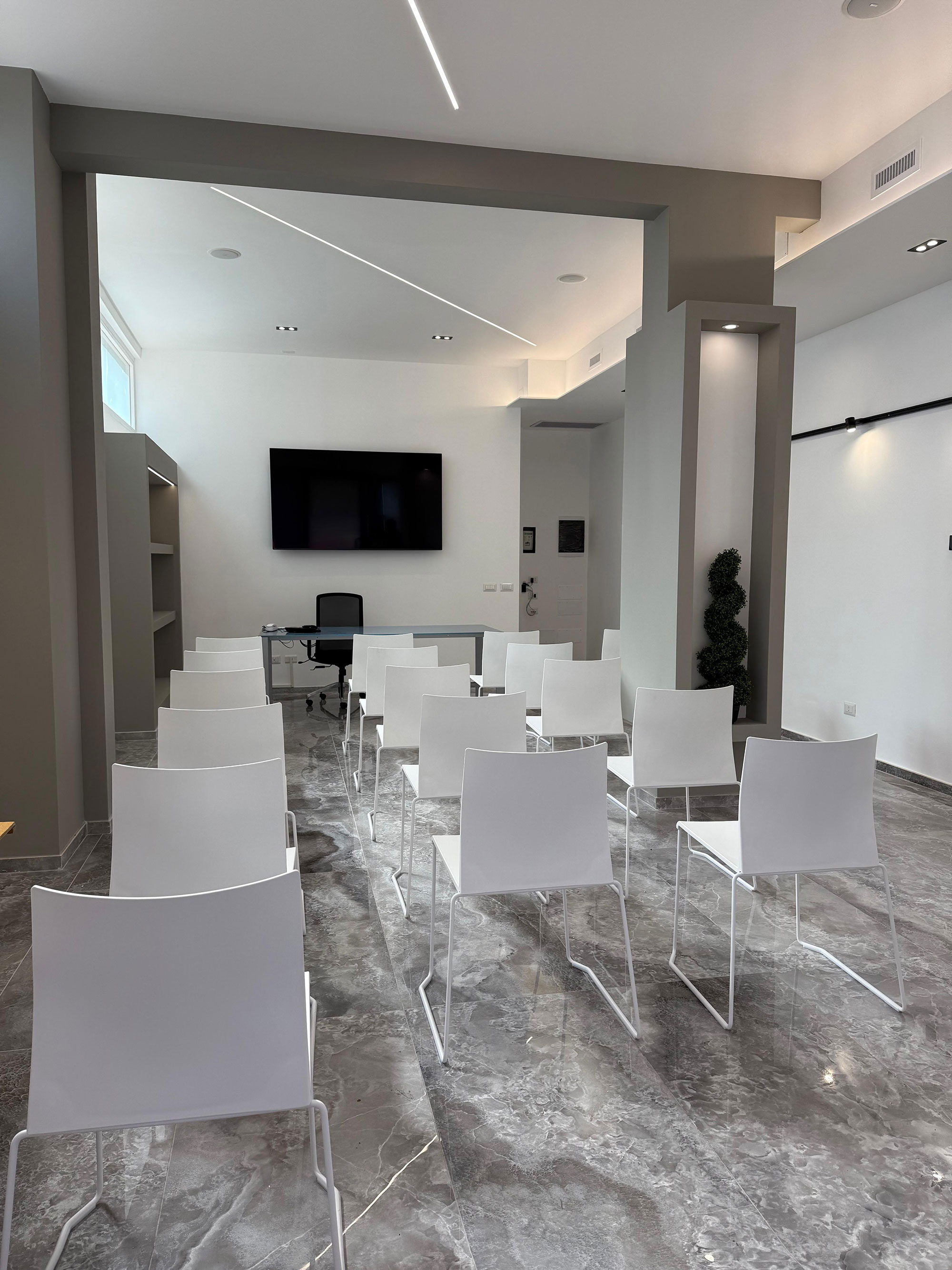 Sala riunioni arredata a Roma per eventi aziendali